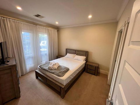 Executive Villa Close To CBD With Spa - Tourism Townsville 1