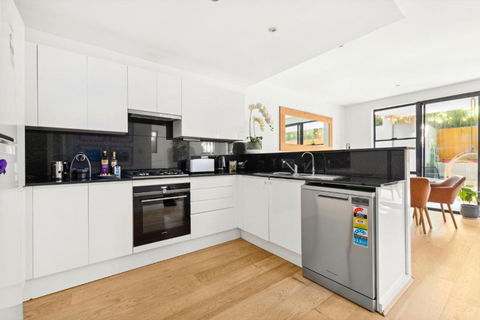 Fab Bondi 2-Bed With Courtyard & Alfresco Dining - Tourism Townsville 3