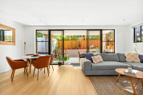 Fab Bondi 2-Bed With Courtyard & Alfresco Dining - Tourism Townsville 0