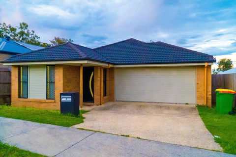 Family Home With Free Parking Close To Everything - Tourism Townsville 0