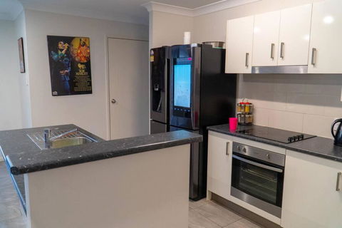 Family Home With Free Parking Close To Everything - Tourism Townsville 3