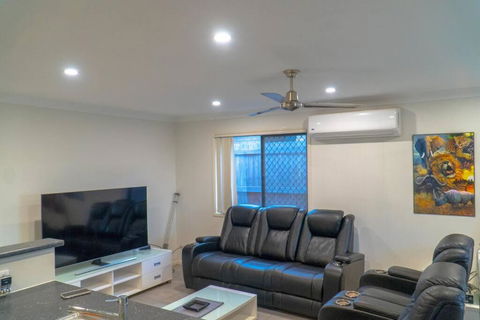 Family Home With Free Parking Close To Everything - Tourism Townsville 4