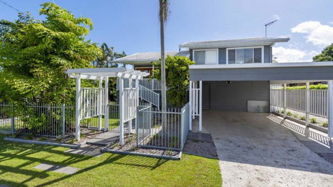 Family Home With Pool And Guest House - Tourism Townsville 3