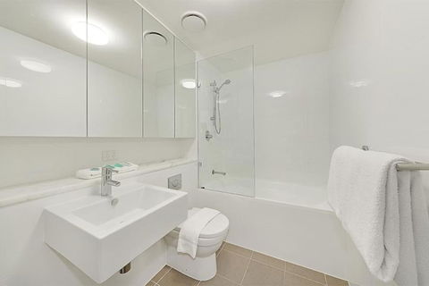 Fantastic Executive Apartment Neutral Bay GRO17204 - Tourism Townsville 2