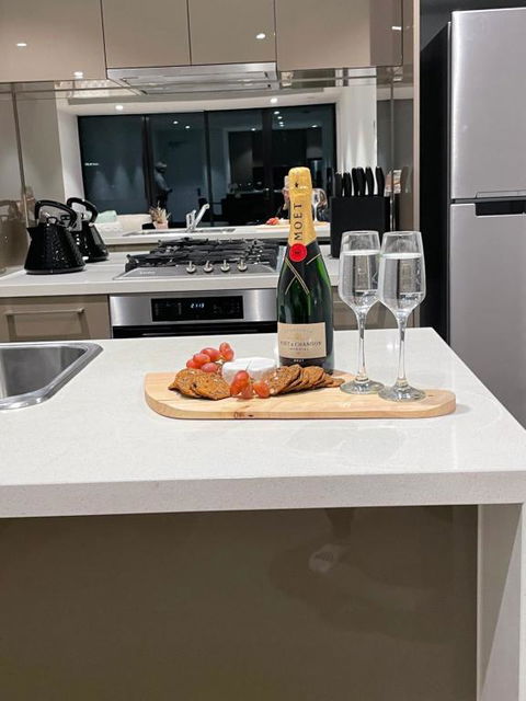Fantastic 3 Bedroom Apartment In Southbank - Tourism Townsville 0