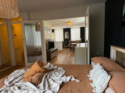 FORR64 - Cosy East Perth Retreat - Tourism Townsville 3