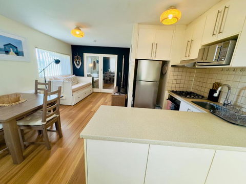 FORR64 - Cosy East Perth Retreat - Tourism Townsville 4