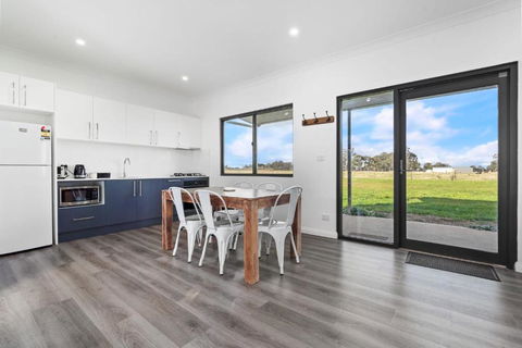 Glenowrie Cottage - 2 Queen Beds - Near Cadia - Tourism Townsville 0