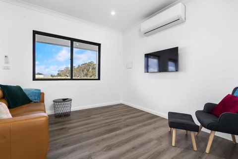 Glenowrie Cottage - 2 Queen Beds - Near Cadia - Tourism Townsville 4