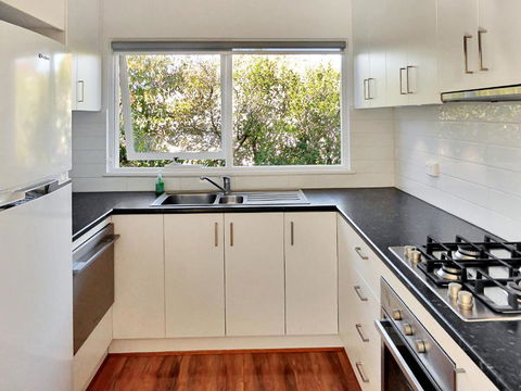 Glen Iris, Quiet Boutique 2 Bedroom Netflix, WIFI, Parking, Free Wine - Tourism Townsville 4