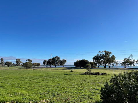 Happy Wanderer Motel Lake Boga ON THE LAKE WITH LAKE VIEWS - Tourism Townsville 2