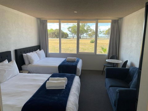Happy Wanderer Motel Lake Boga ON THE LAKE WITH LAKE VIEWS - Tourism Townsville 3