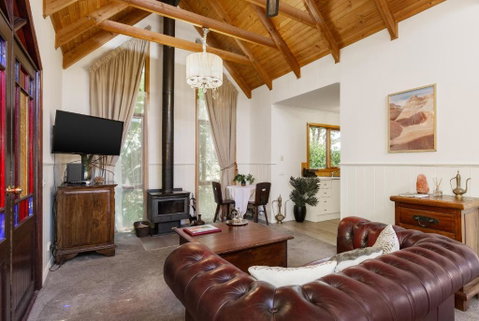 Harem Cottage Gembrook - Spa Bath & Wood Fireplace - Tourism Townsville 3
