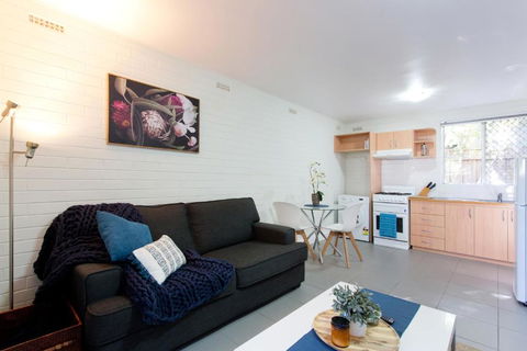 Hensman 5 - 1BRM Unit With Courtyard & Parking - Tourism Townsville 0