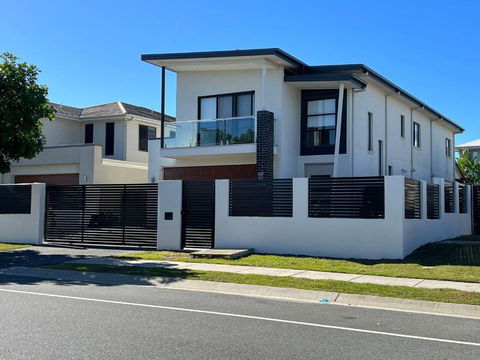 Home Away From Home & Resort Facility - Tourism Townsville 0