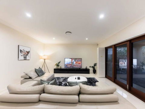Home Away From Home Grand Family Mansion - Tourism Townsville 3