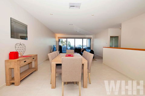 Adelphi Views On Luton - Woodlands - Tourism Townsville 3
