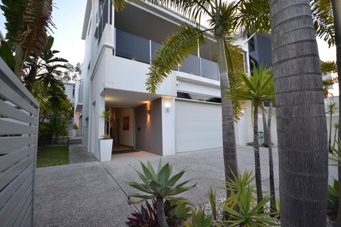Alex Beach House - Tourism Townsville 1