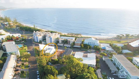 Alex Beach House - Tourism Townsville 0