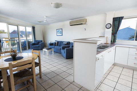 Alexander Beachfront Apartments - Tourism Townsville 3