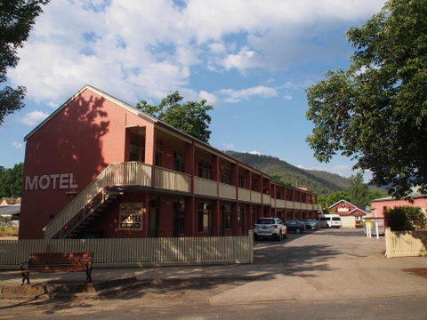Alpine Hotel Bright - Tourism Townsville 0