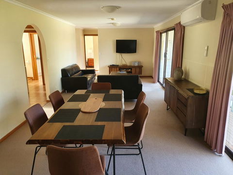 Annies Holiday Units - Tourism Townsville 0