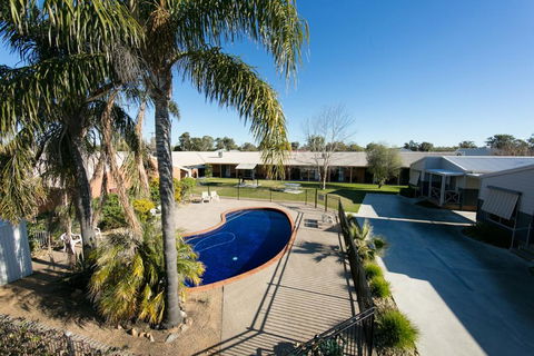 Ashleigh Court Motor Inn - Tourism Townsville 0