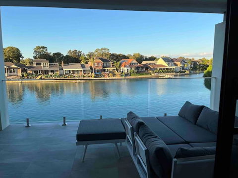 Luxury On The Lake - Tourism Townsville 0