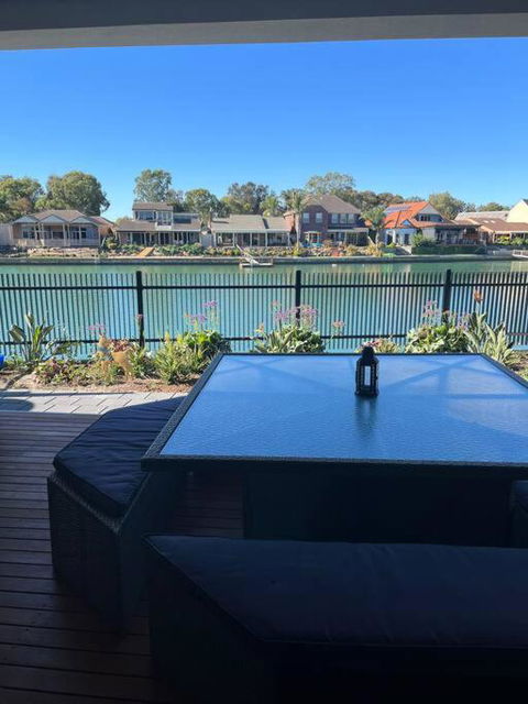 Luxury On The Lake - Tourism Townsville 1