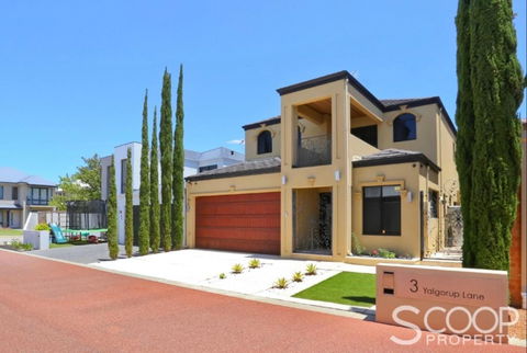 LUXURY VILLA W POOL & SPAS - Tourism Townsville 1