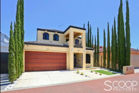 LUXURY VILLA W POOL & SPAS - Tourism Townsville 3