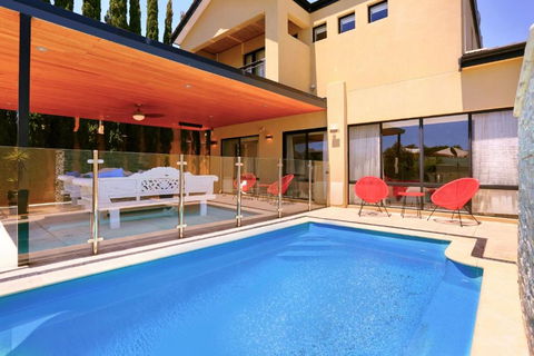 LUXURY VILLA W POOL & SPAS - Tourism Townsville 0