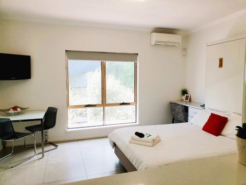 M4 West Perth Studio Apartment Near Kings Park - Tourism Townsville 3
