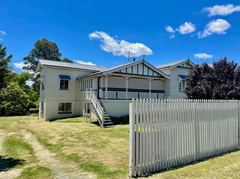 MAGNOLIA HOUSE ON THE CREEK - STANTHORPE - Tourism Townsville 0