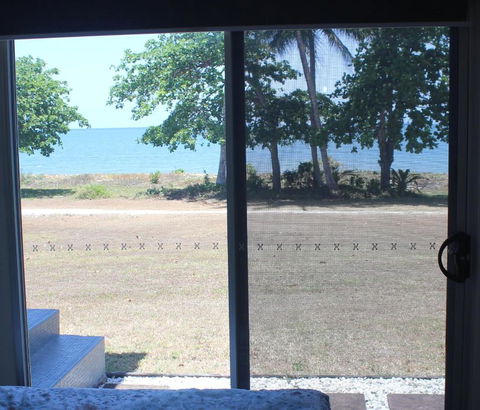 Manta Ray On The Beach - Tourism Townsville 1