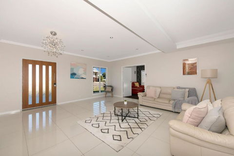 Modern Luxury Ocean Views - Tourism Townsville 3