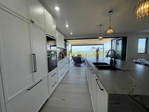 Mirrabooka Magic - Luxury By The Lake - Tourism Townsville 1