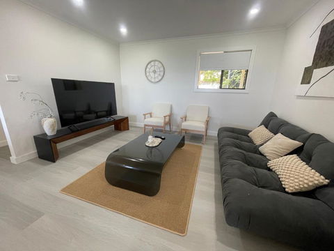 Mirrabooka Magic - Luxury By The Lake - Tourism Townsville 3