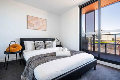 Modern 2B Apartment With City Views - Tourism Townsville 1