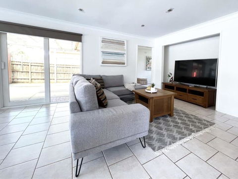 Modern And Elegant House With Swimming Pool - Tourism Townsville 0