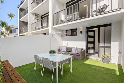 Modern Courtyard Oasis For Easy Beachside Living - Tourism Townsville 0