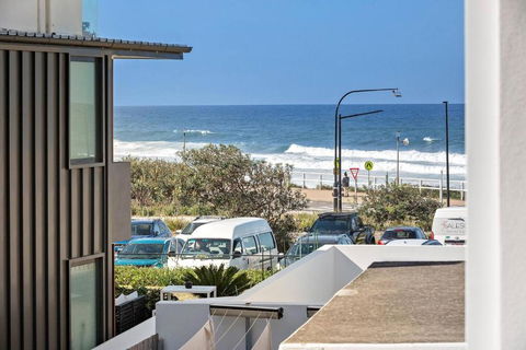 Modern Courtyard Oasis For Easy Beachside Living - Tourism Townsville 1
