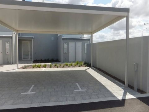 Modern Luxury 1 Bedroom Apartment - Walk To The Shops! Free Wifi - Tourism Townsville 2