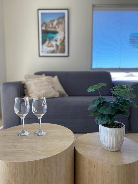 Modern Luxury 1 Bedroom Apartment - Walk To The Shops! Free Wifi - Tourism Townsville 0