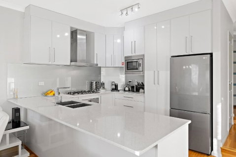 Modern Scarborough Townhouse - Tourism Townsville 3