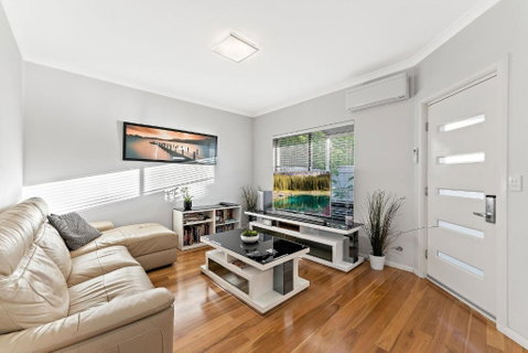 Modern Scarborough Townhouse - Tourism Townsville 1