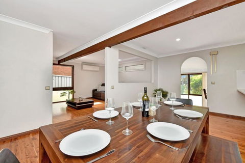 NEW PropertyBreezy Bayside Haven At Brightwaters - Tourism Townsville 1