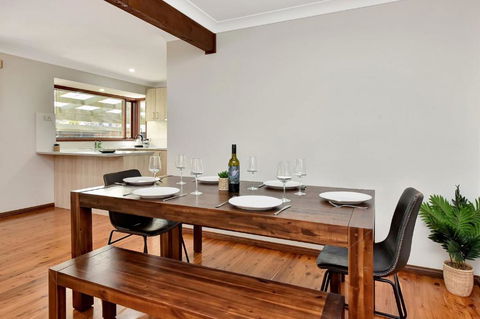 NEW PropertyBreezy Bayside Haven At Brightwaters - Tourism Townsville 3