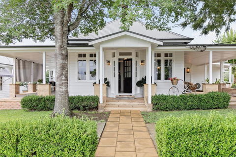 Narraweema Guesthouse - Historic Luxury BnB Retreat - Tourism Townsville 1