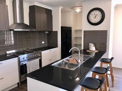 New Modern And Spacious In A Quiet Location Only 12 Min From The City - Tourism Townsville 0